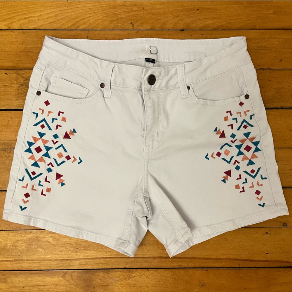 New Directions Boho Southwest Embroidered White Denim Shorts, Size 10